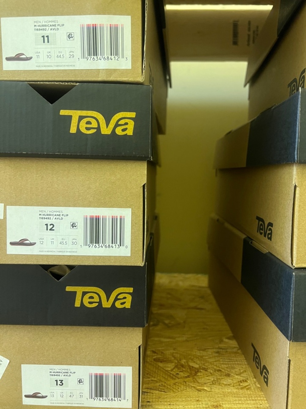 NWT Teva Men’s Hurricane Flip Flop- Gray Footbed w/ Brown/Tan Strap - Picture 3 of 3